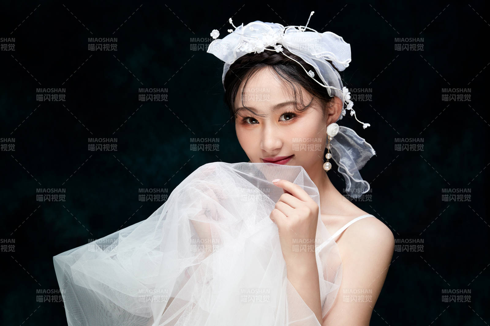 黑色背景下的女性复古婚纱妆面图片