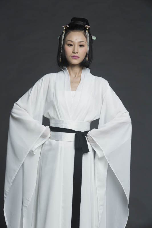 身穿古装的汉服女性人像汉服影棚拍摄图片