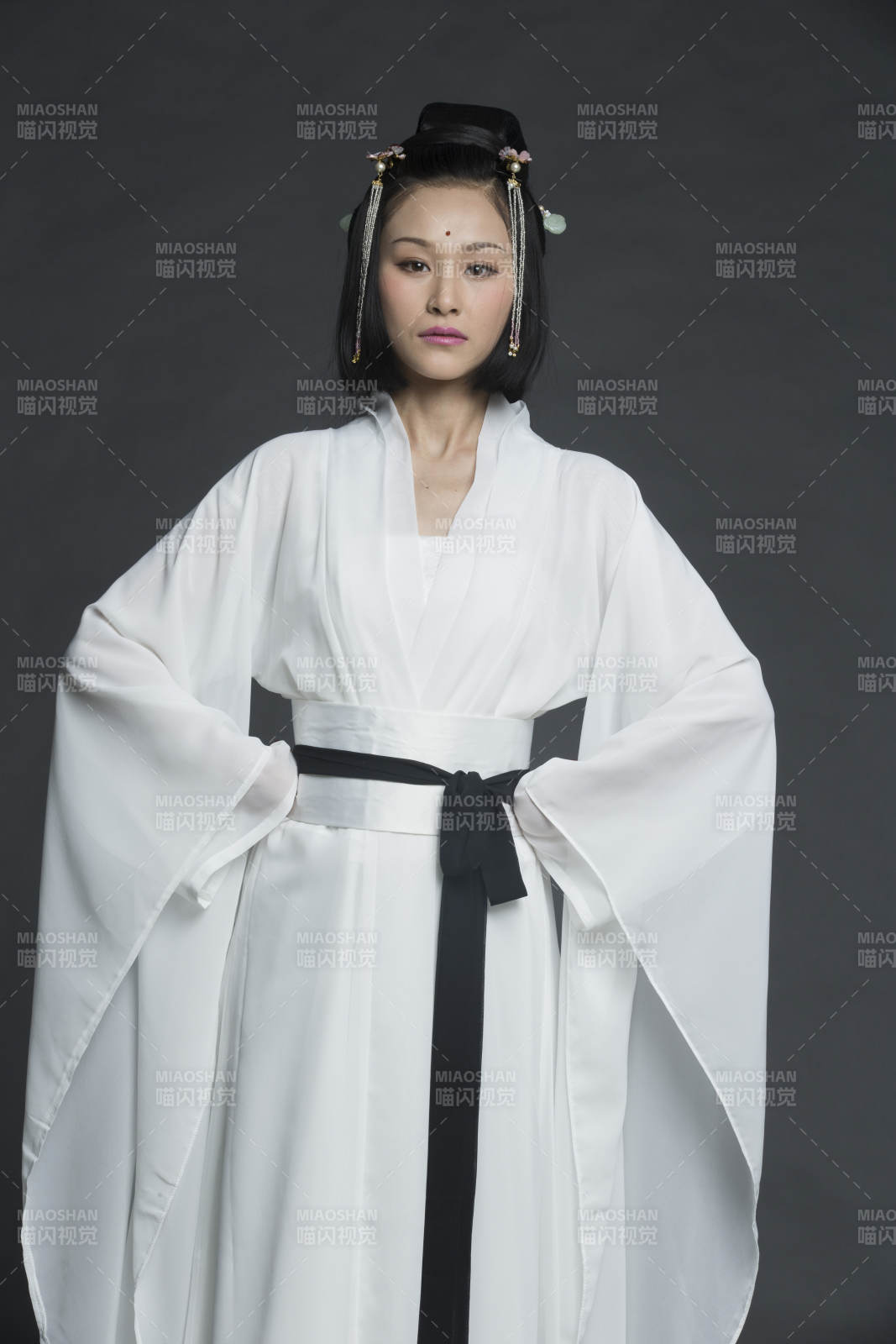 身穿古装的汉服女性人像汉服影棚拍摄图片