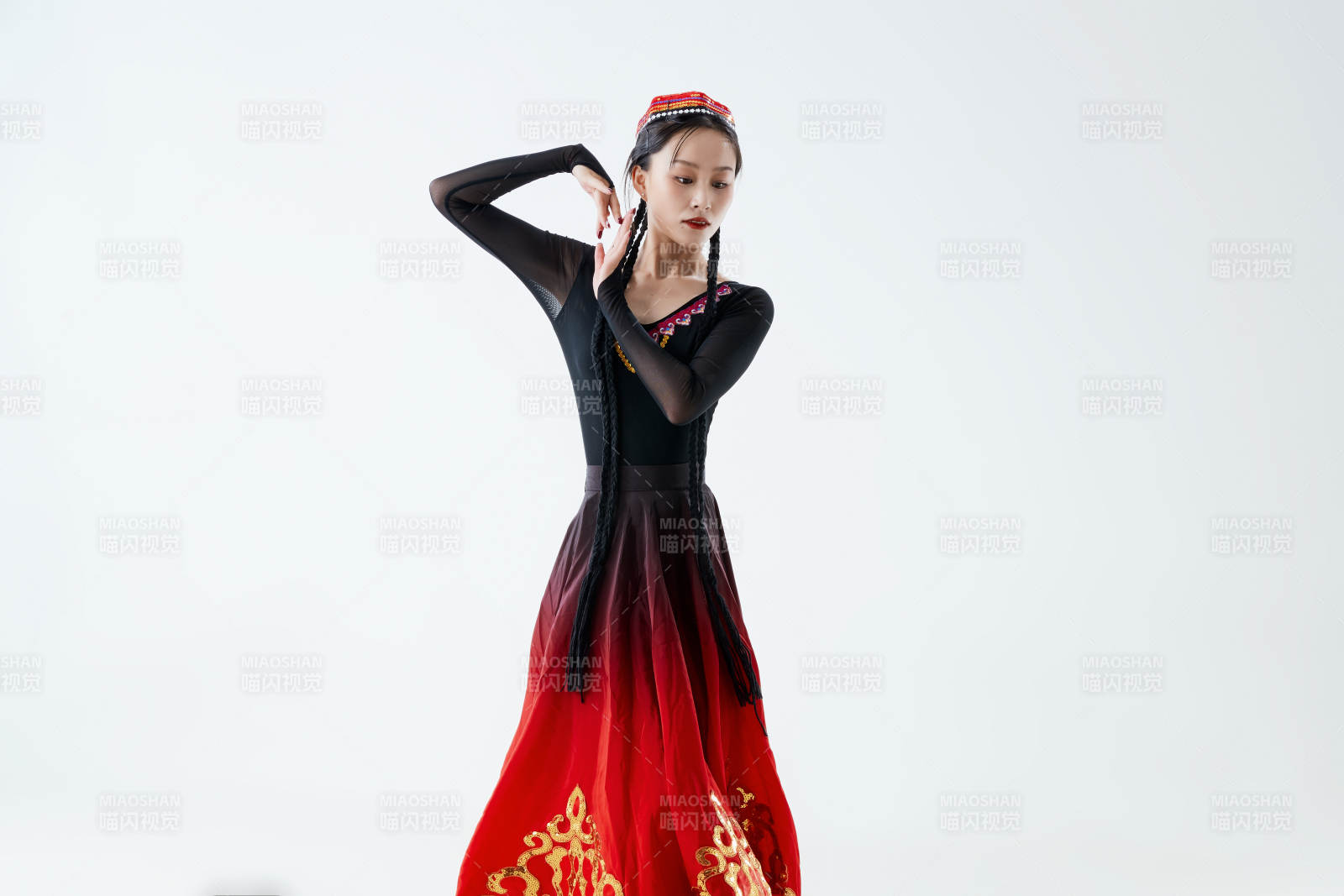 穿着新疆维吾尔族服饰跳舞的少女图片