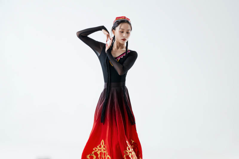 穿着新疆维吾尔族服饰跳舞的少女图片