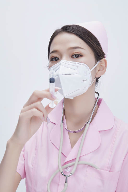 穿护士服戴听诊器口罩手执针筒的年轻女护士图片