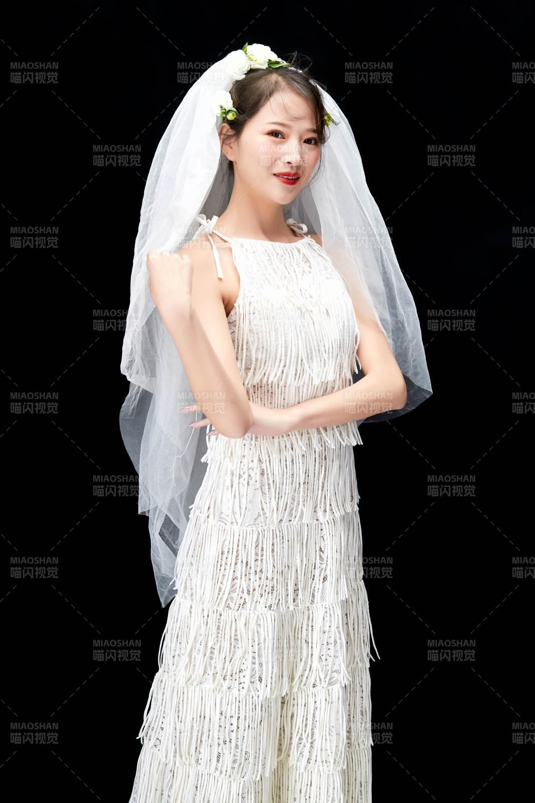 黑色背景下的美妆新娘彩妆人像图片