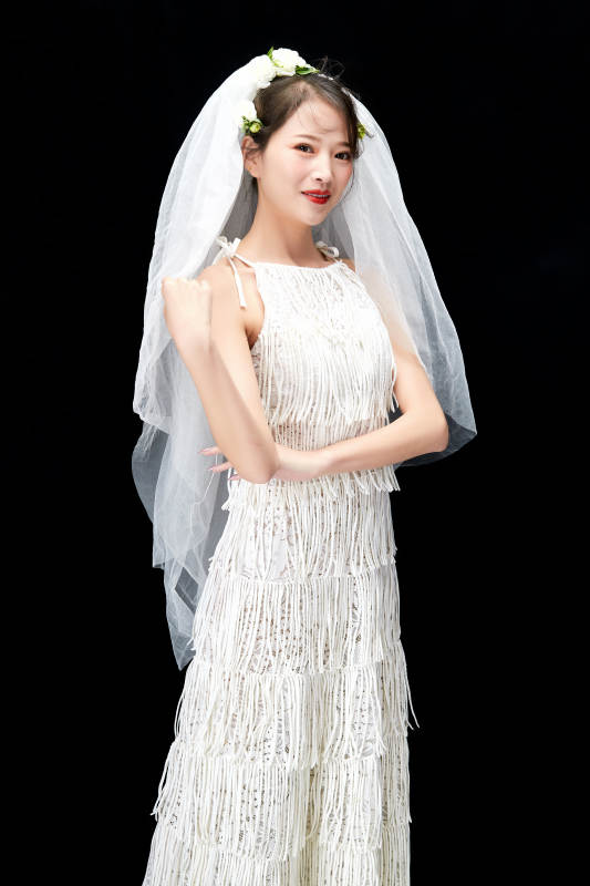 黑色背景下的美妆新娘彩妆人像图片