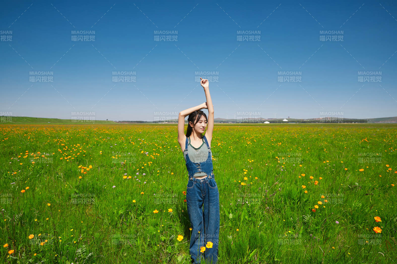 盛夏在草原湿地公园游玩的姑娘图片