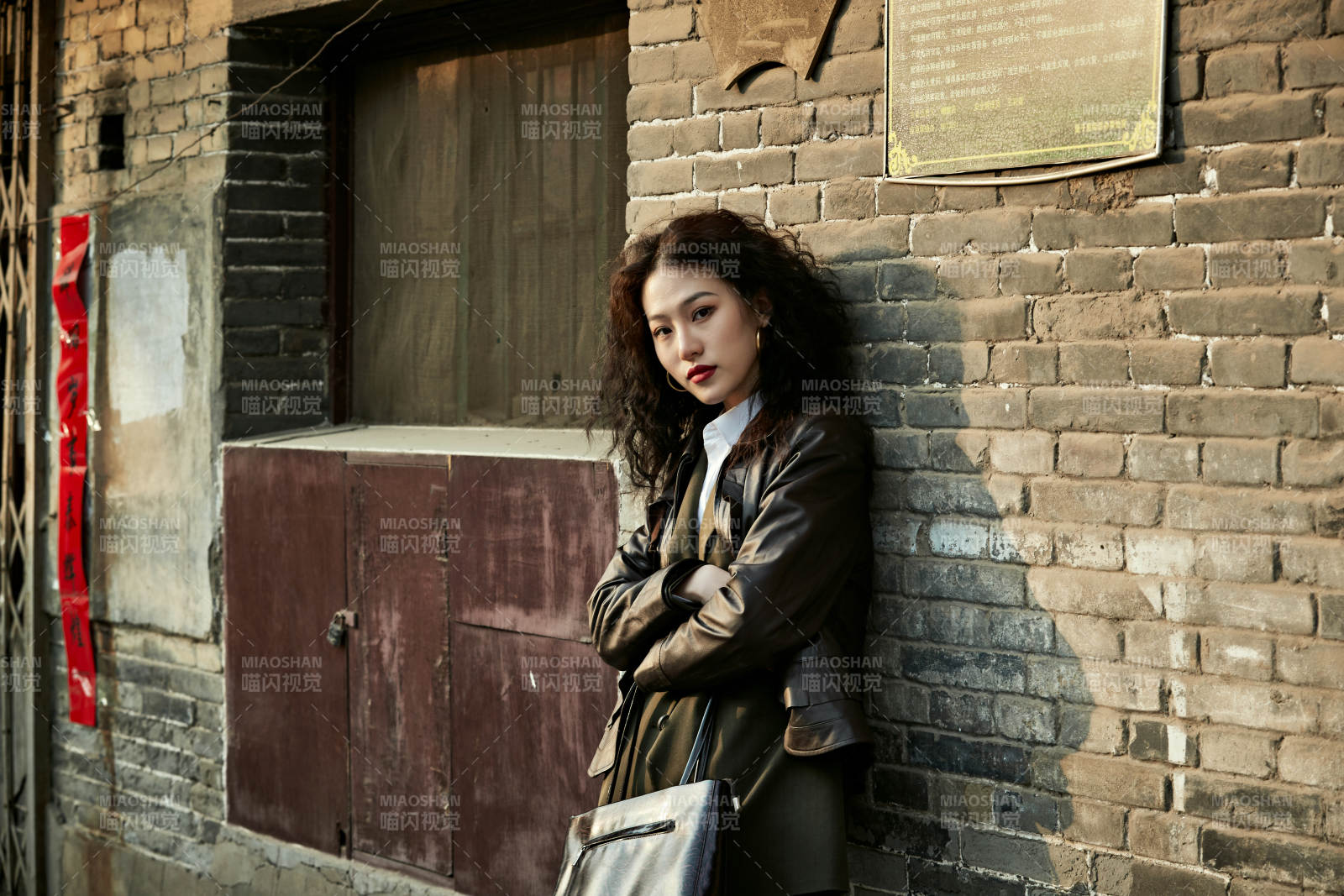 老旧城区里穿着复古港风的美丽清纯少女图片