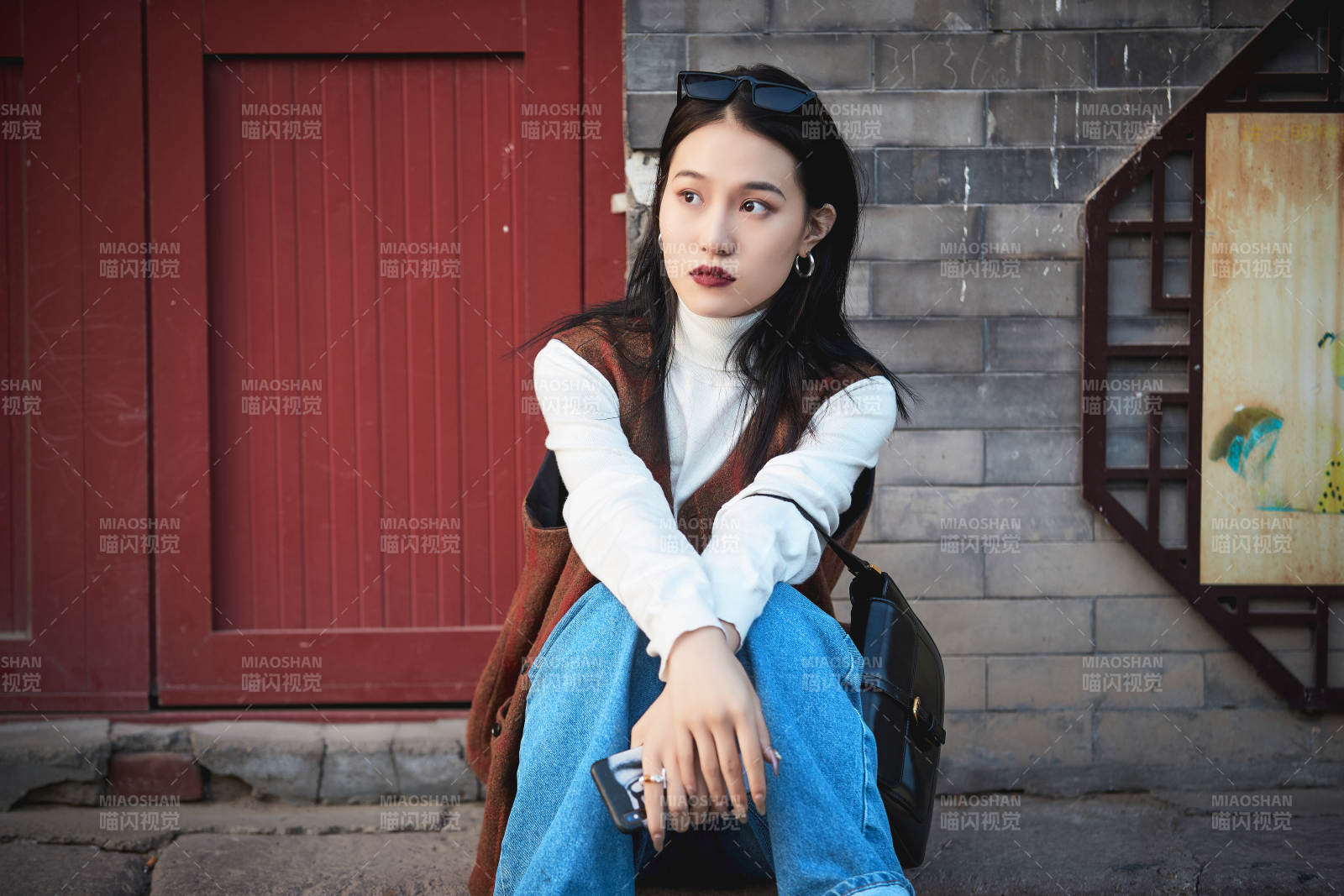 老旧城区里穿着复古港风的美丽清纯少女图片