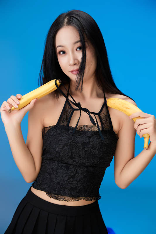 吃水果的亚洲东方长发少女图片