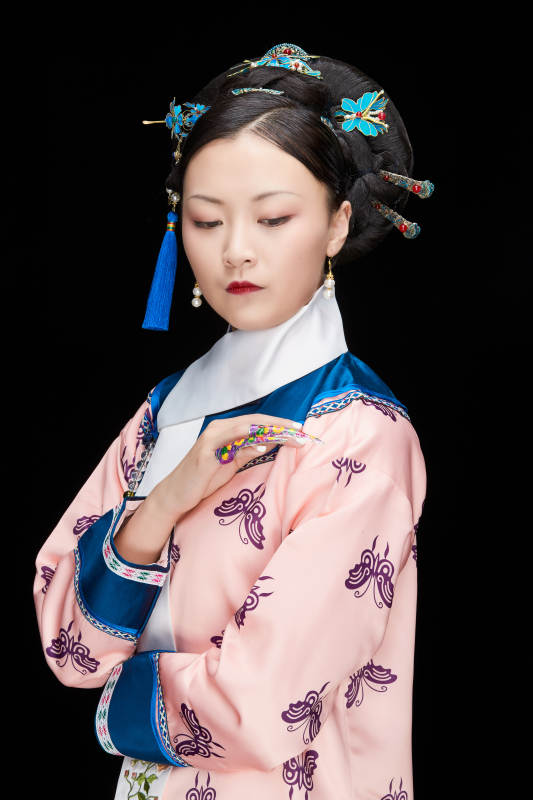 黑色背景下的清代女性古装造型清朝古装图片