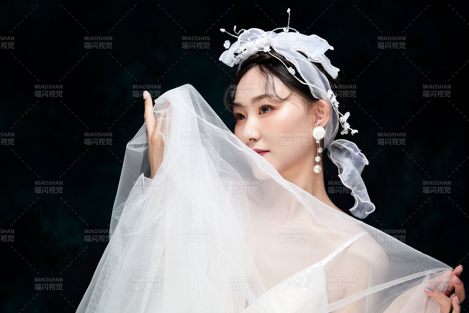 黑色背景下的女性复古婚纱妆面图片