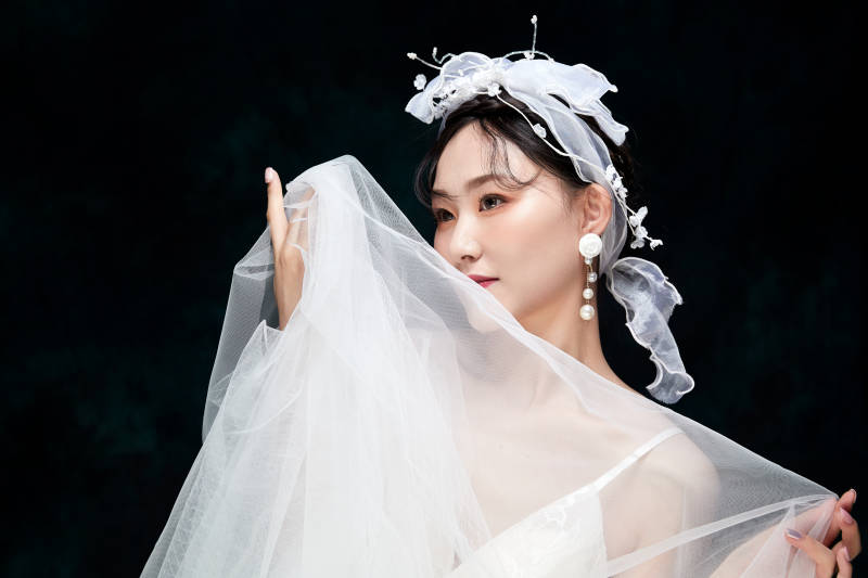 黑色背景下的女性复古婚纱妆面图片