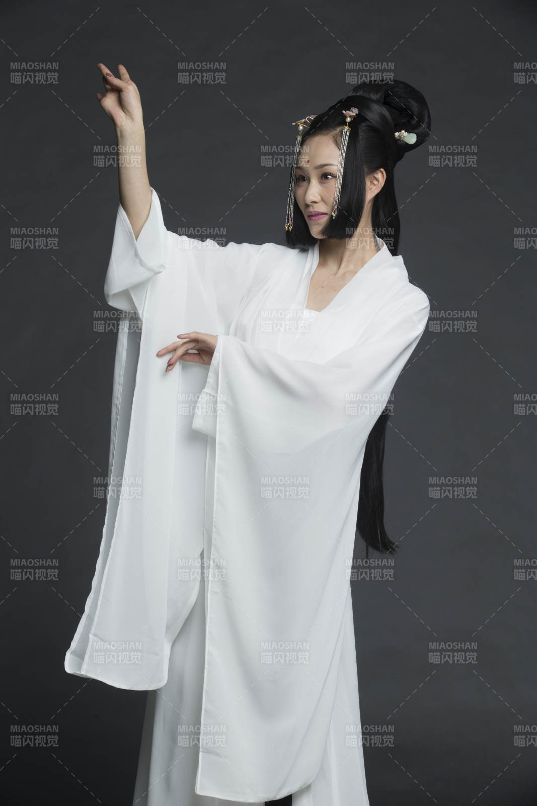 身穿古装的汉服女性人像汉服影棚拍摄图片