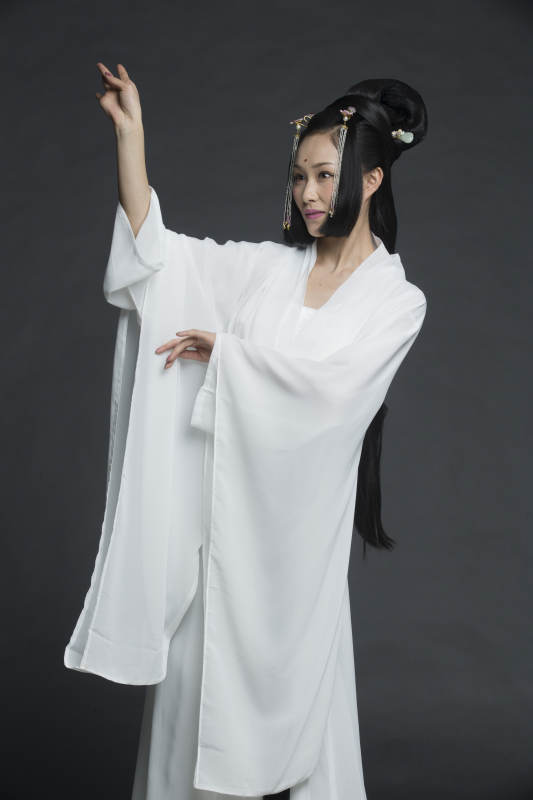 身穿古装的汉服女性人像汉服影棚拍摄图片