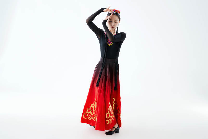 穿着新疆维吾尔族服饰跳舞的少女图片