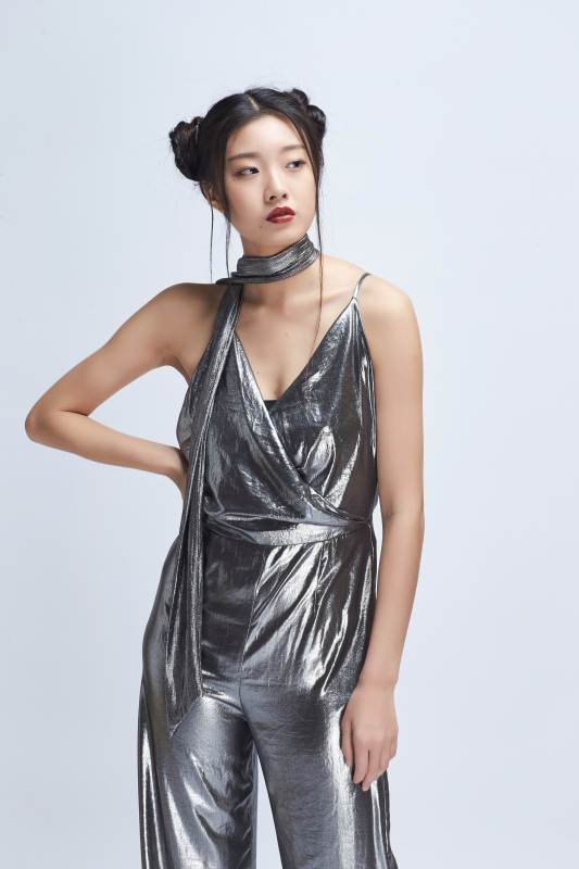 白色背景前的亚洲女性舞者图片