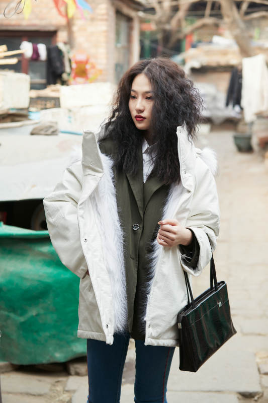 老旧城区里穿着复古港风的美丽清纯少女图片