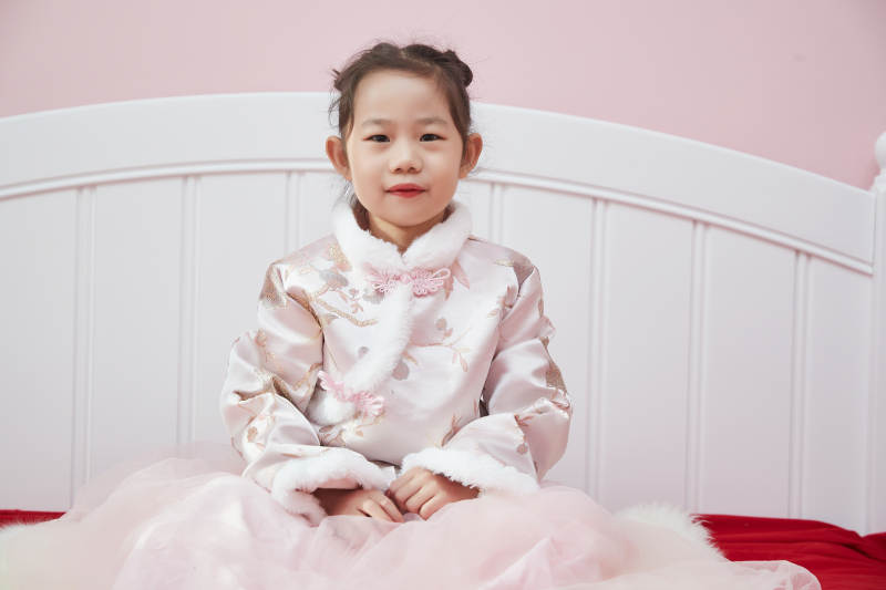 在家玩耍的亚洲小女孩图片