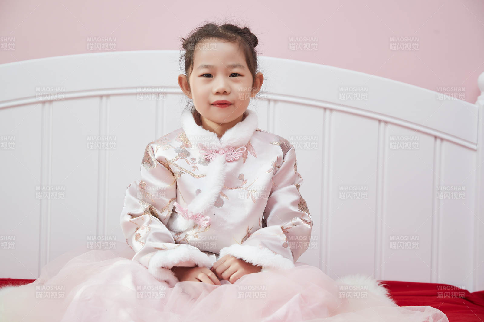 在家玩耍的亚洲小女孩图片