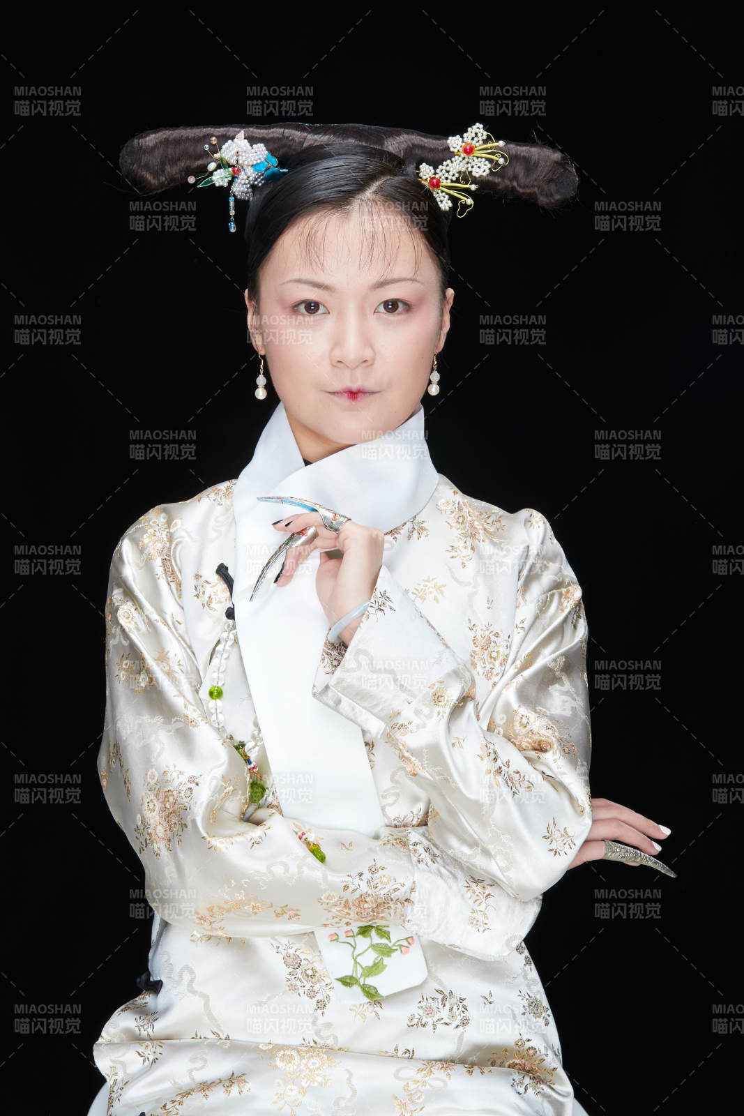 黑色背景下的清代女性古装造型清朝古装图片