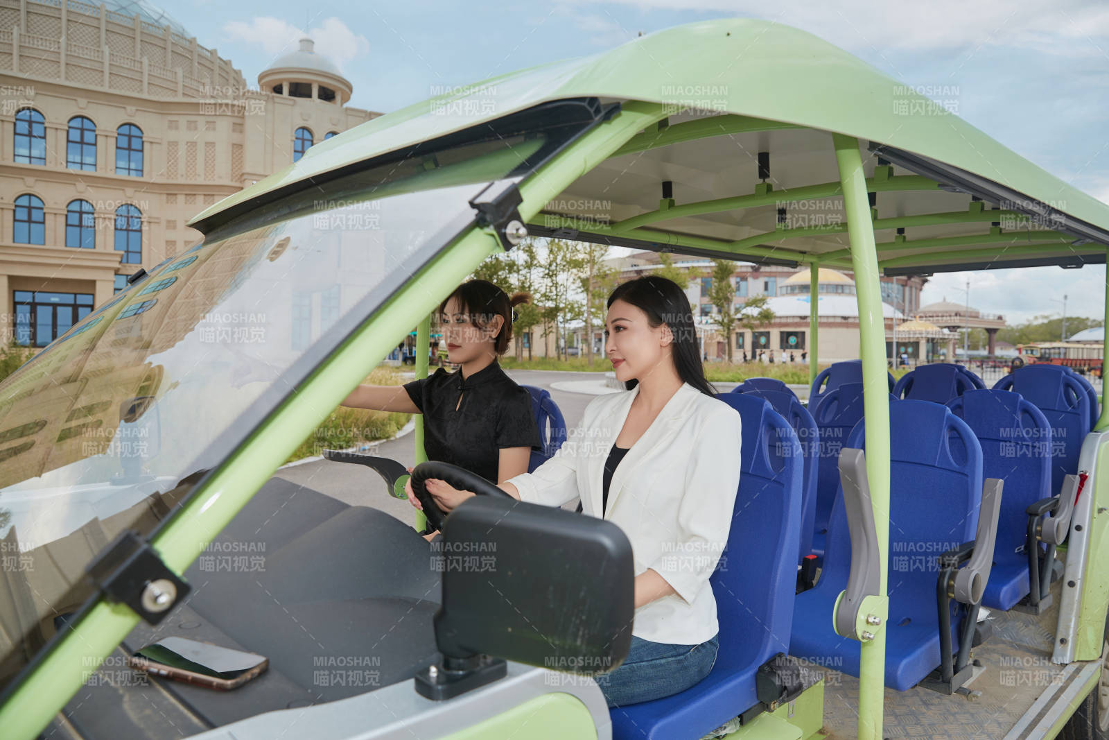 自驾旅游观光车在景区游玩的两位姑娘图片