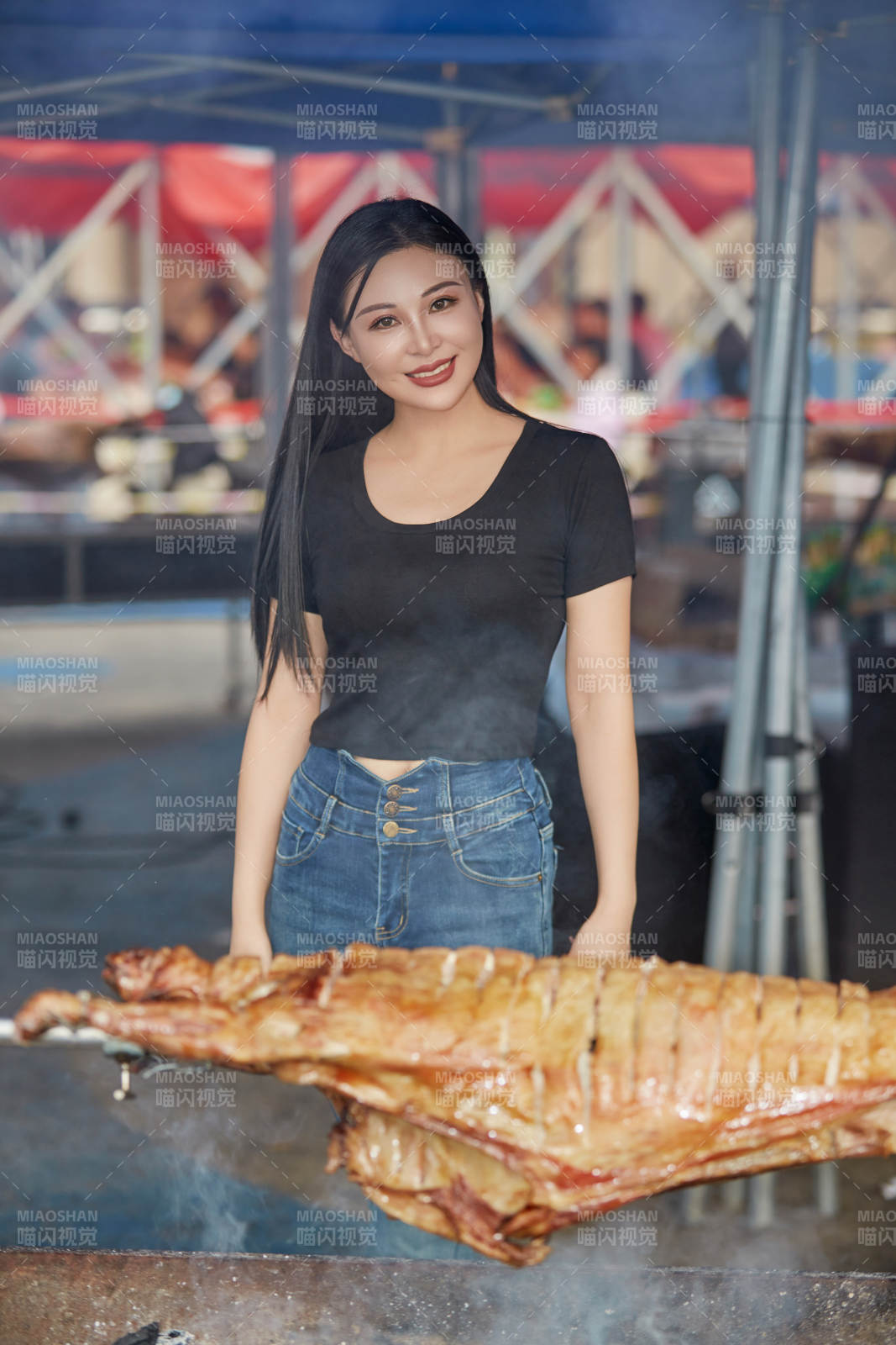 在户外烤全羊自助餐会品尝美食的美女图片