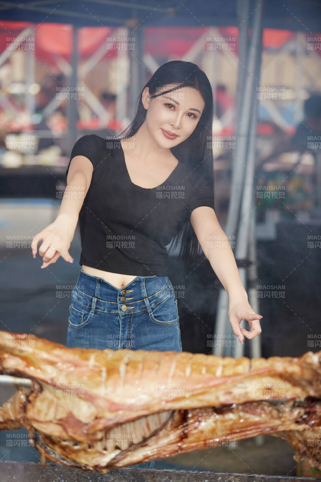 在户外烤全羊自助餐会品尝美食的美女图片