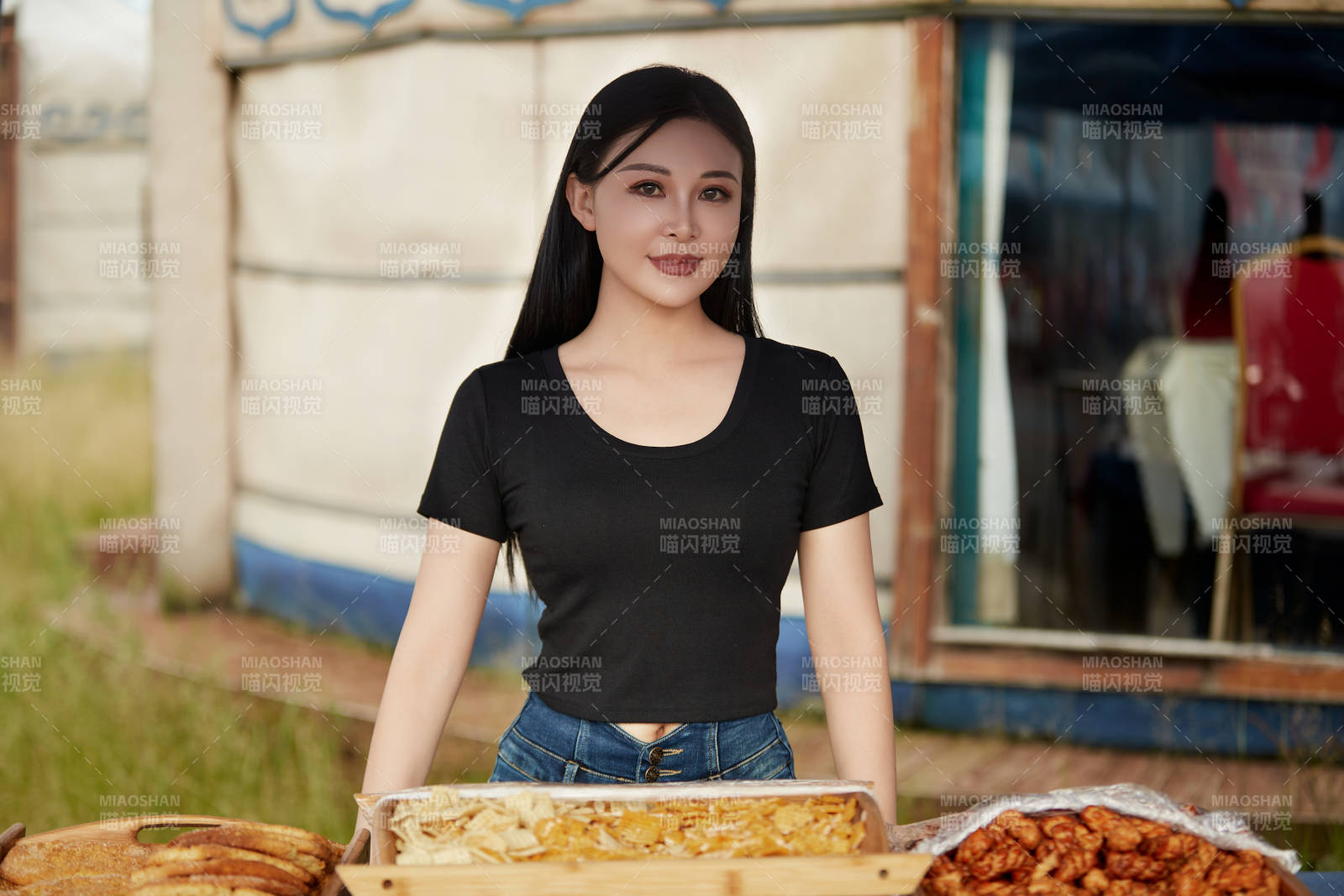 在户外烤全羊自助餐会品尝美食的美女图片