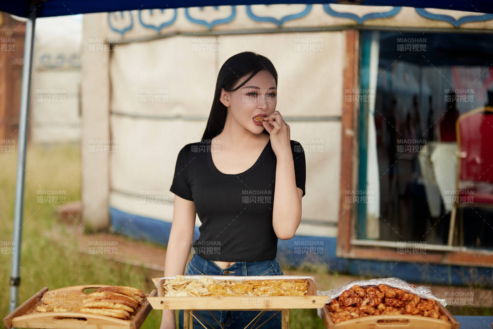 在户外烤全羊自助餐会品尝美食的美女图片