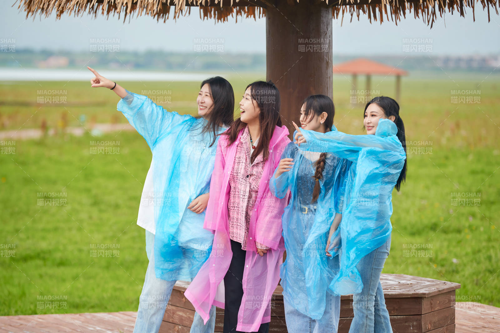 阴雨天在草原花海拍照的闺蜜四人图片