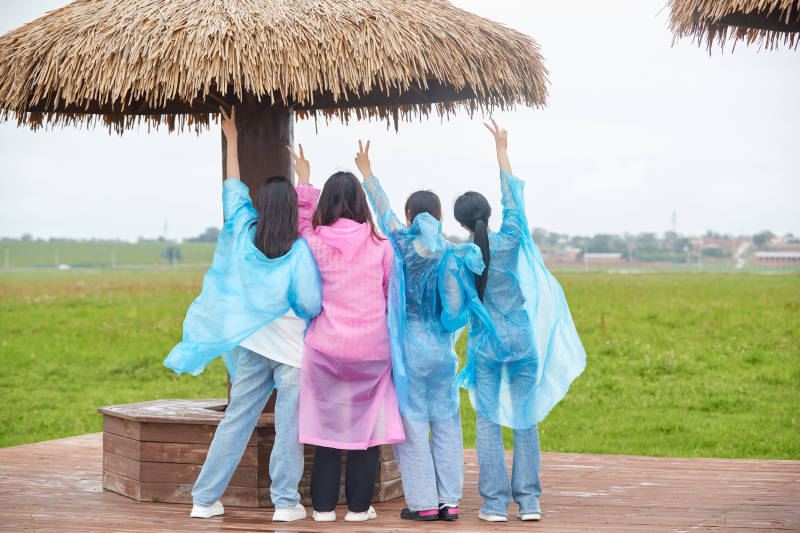 阴雨天在草原花海拍照的闺蜜四人图片