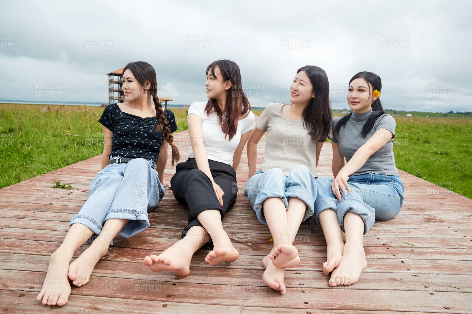 阴雨天在草原花海拍照的闺蜜四人图片