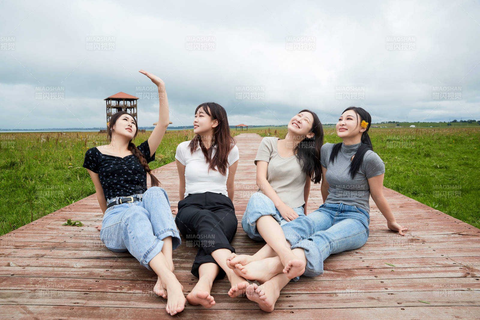阴雨天在草原花海拍照的闺蜜四人图片