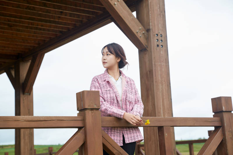 盛夏在草原花海拍照游玩的美女图片