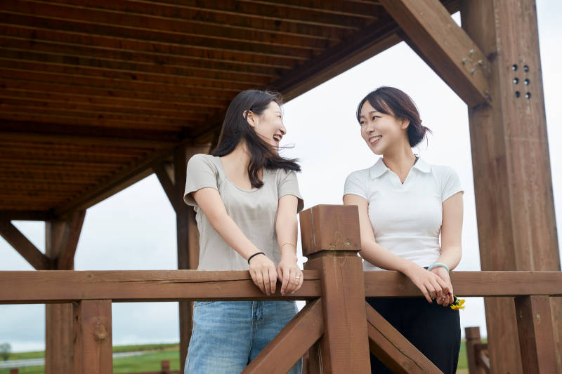 在草原花海观鸟台拍照游玩的美女闺蜜图片