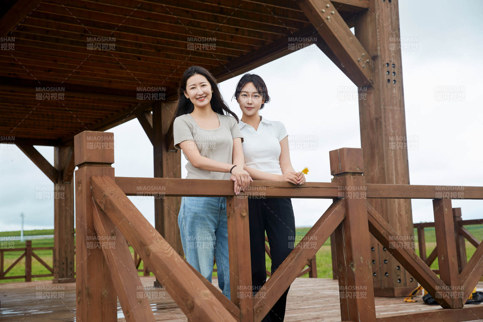在草原花海观鸟台拍照游玩的美女闺蜜图片