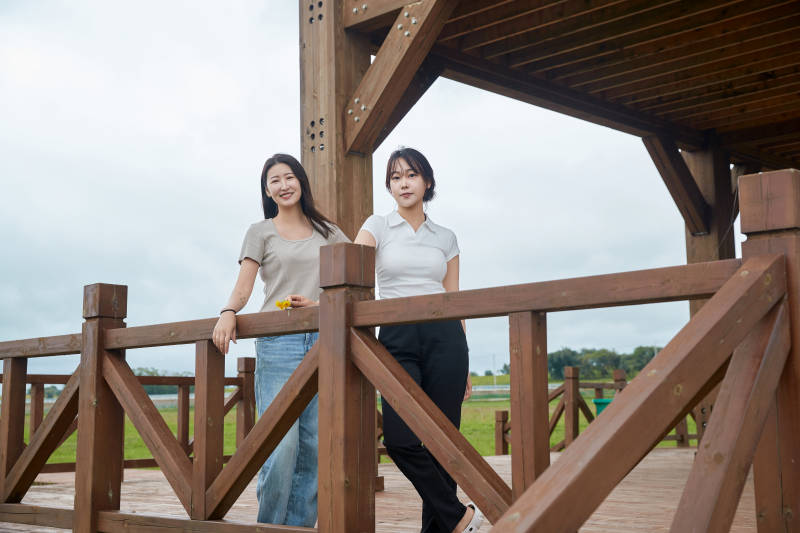 在草原花海观鸟台拍照游玩的美女闺蜜图片