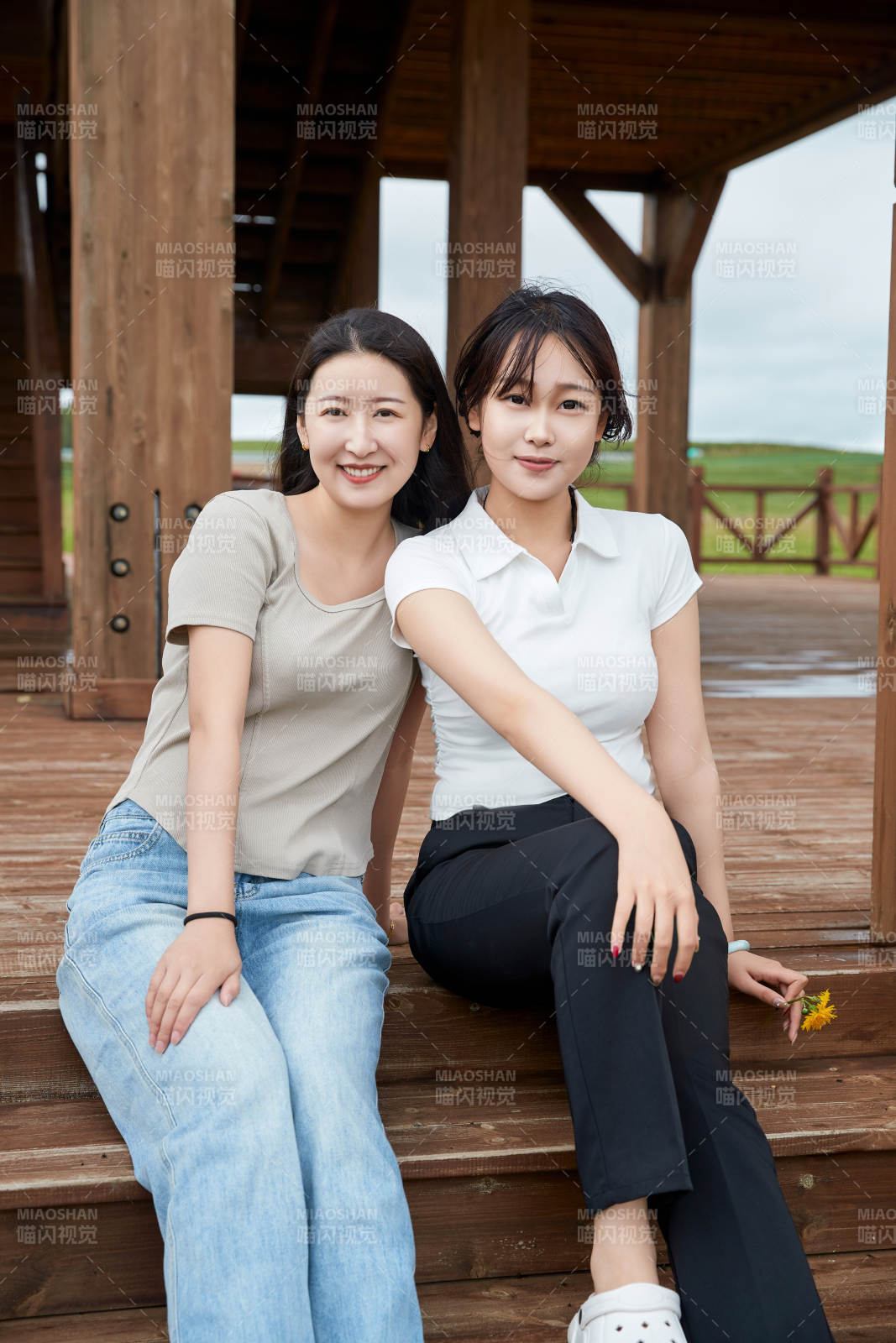 在草原花海观鸟台拍照游玩的美女闺蜜图片