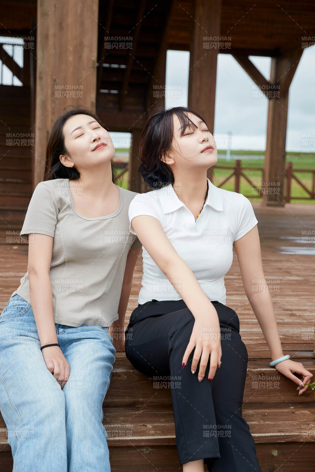 在草原花海观鸟台拍照游玩的美女闺蜜图片