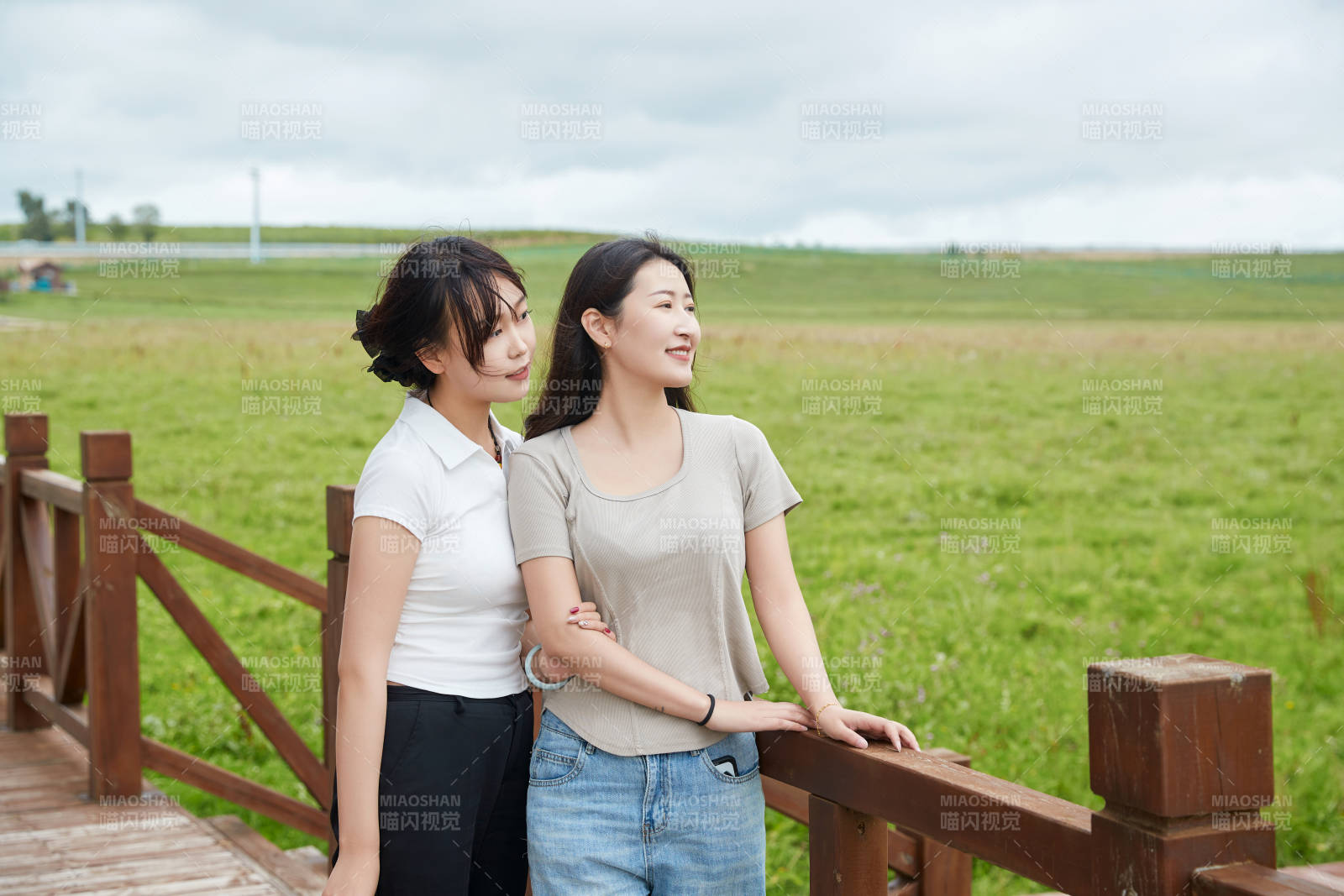 在草原花海观鸟台拍照游玩的美女闺蜜图片