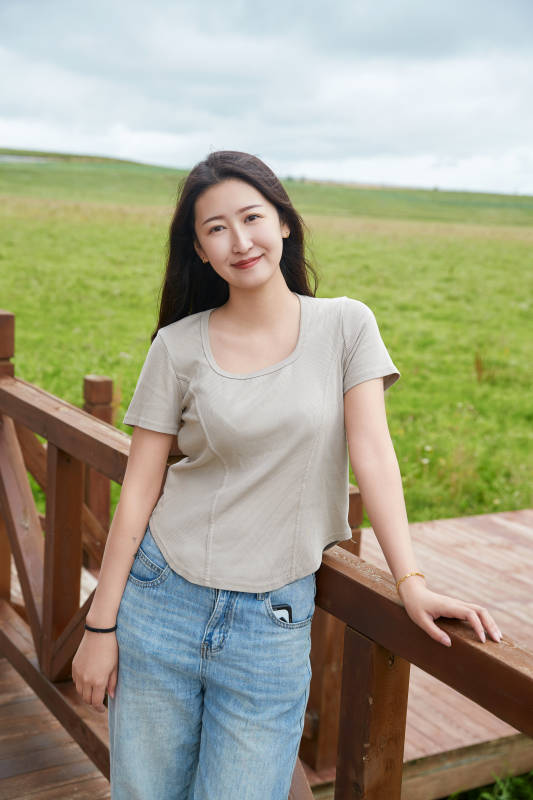 盛夏在草原花海拍照游玩的美女图片