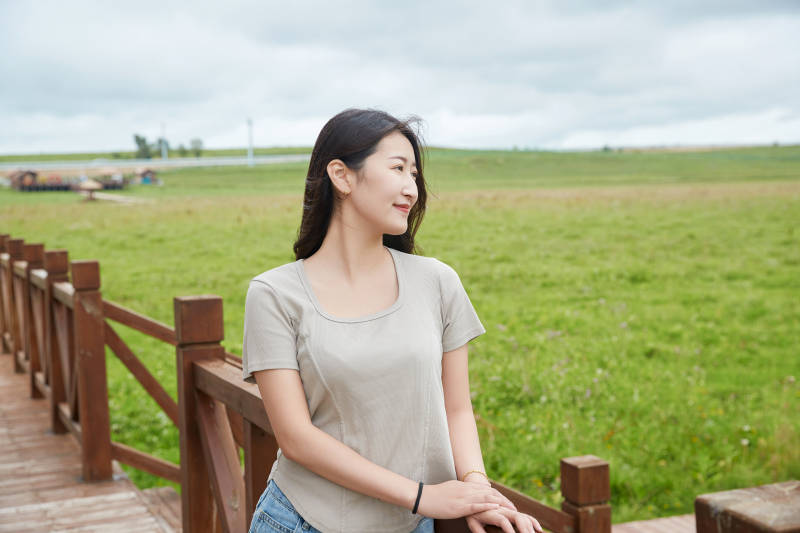 盛夏在草原花海拍照游玩的美女图片