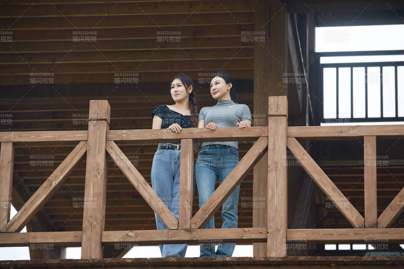 在草原花海观鸟台拍照游玩的美女闺蜜图片