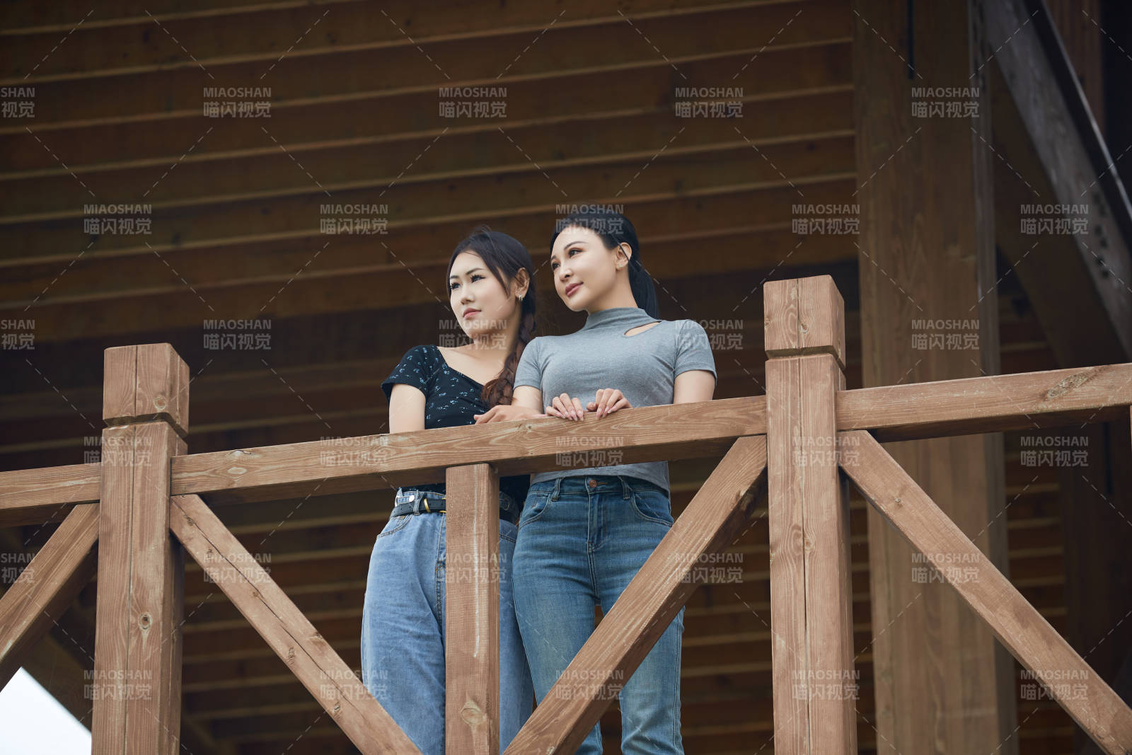 在草原花海观鸟台拍照游玩的美女闺蜜图片