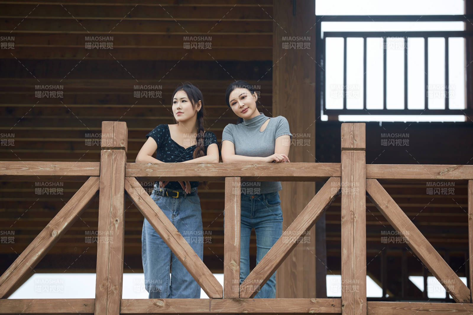 在草原花海观鸟台拍照游玩的美女闺蜜图片