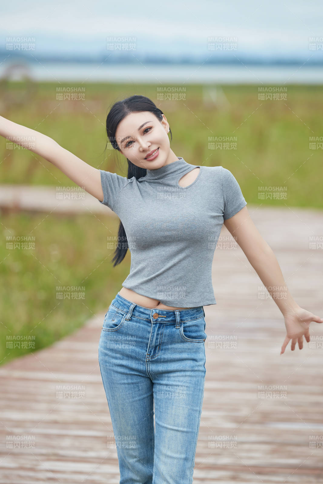 盛夏在草原花海拍照游玩的美女图片