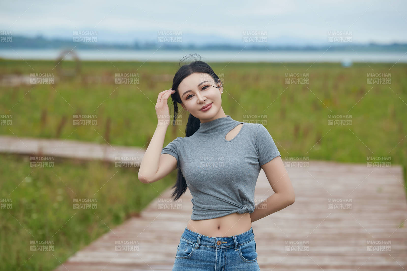 盛夏在草原花海拍照游玩的美女图片