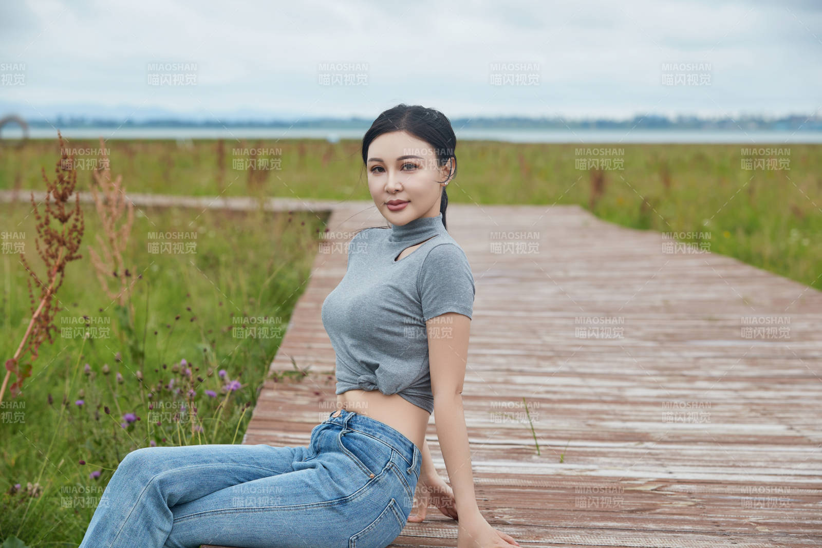 盛夏在草原花海拍照游玩的美女图片