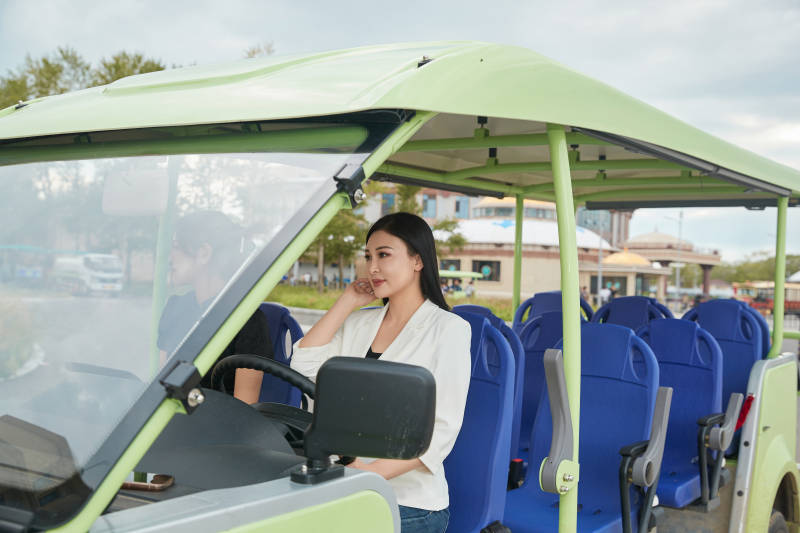 自驾旅游观光车在景区游玩的两位姑娘图片