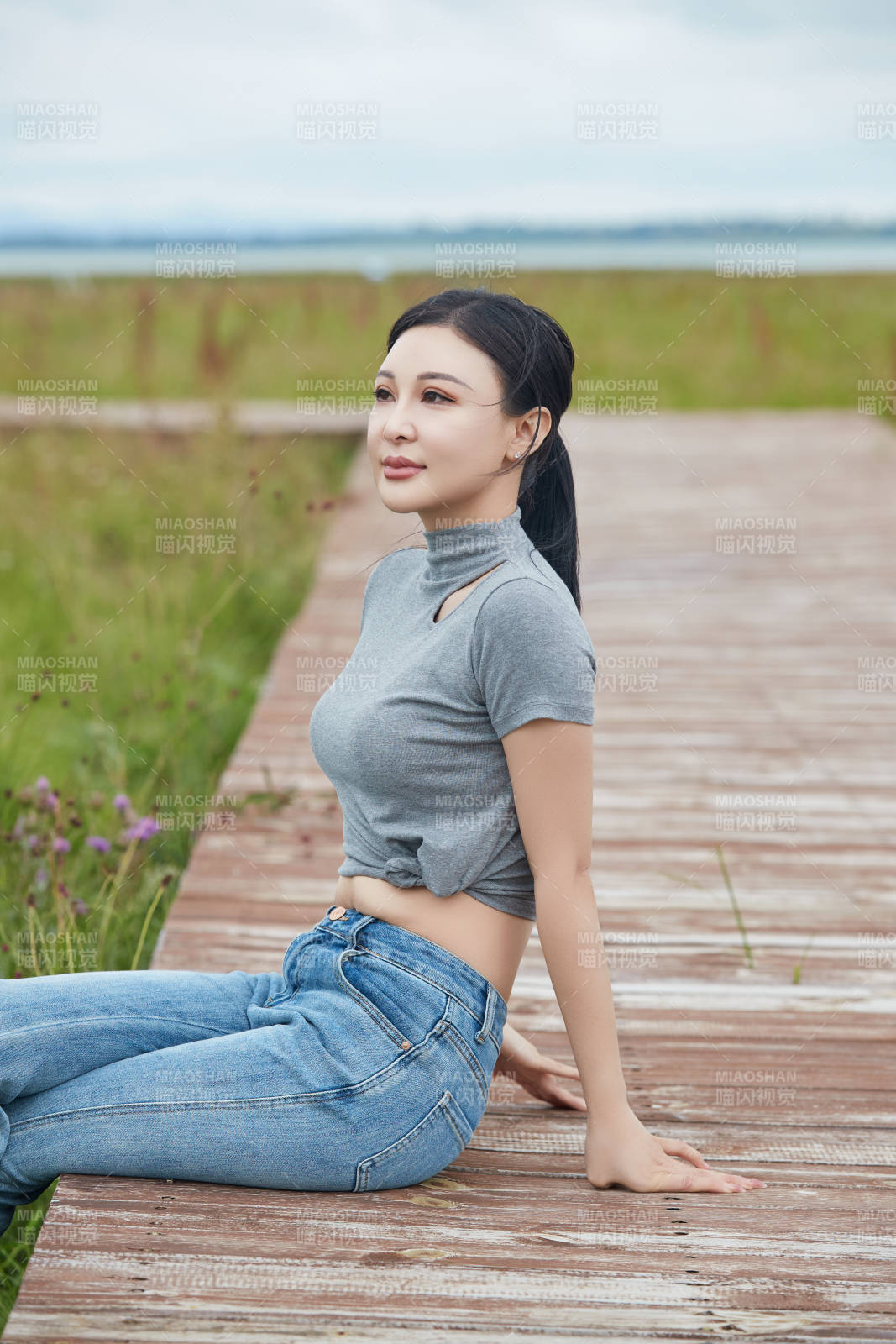 盛夏在草原花海拍照游玩的美女图片