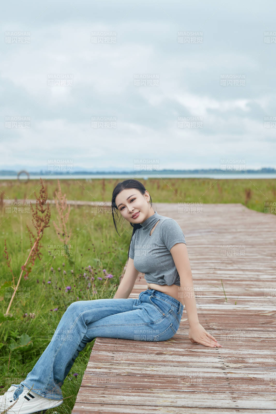 盛夏在草原花海拍照游玩的美女图片
